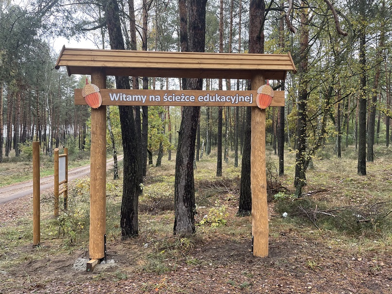 Tablica z napisem witamy na ścieżce