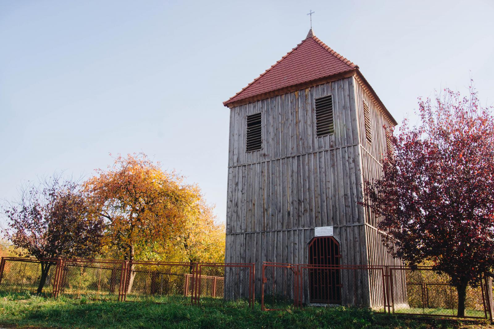 Radosiew. Dzwonnica drewniana z pierwszej połowy XIX wieku z dzwonem z 1824 roku