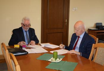 Podpisanie umowy przez Wójta Gminy Czarnków i Dyrektora RZSW