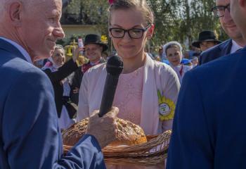 Obrzęd przekazania chleba Gospodarzowi przez Starostów dożynkowych