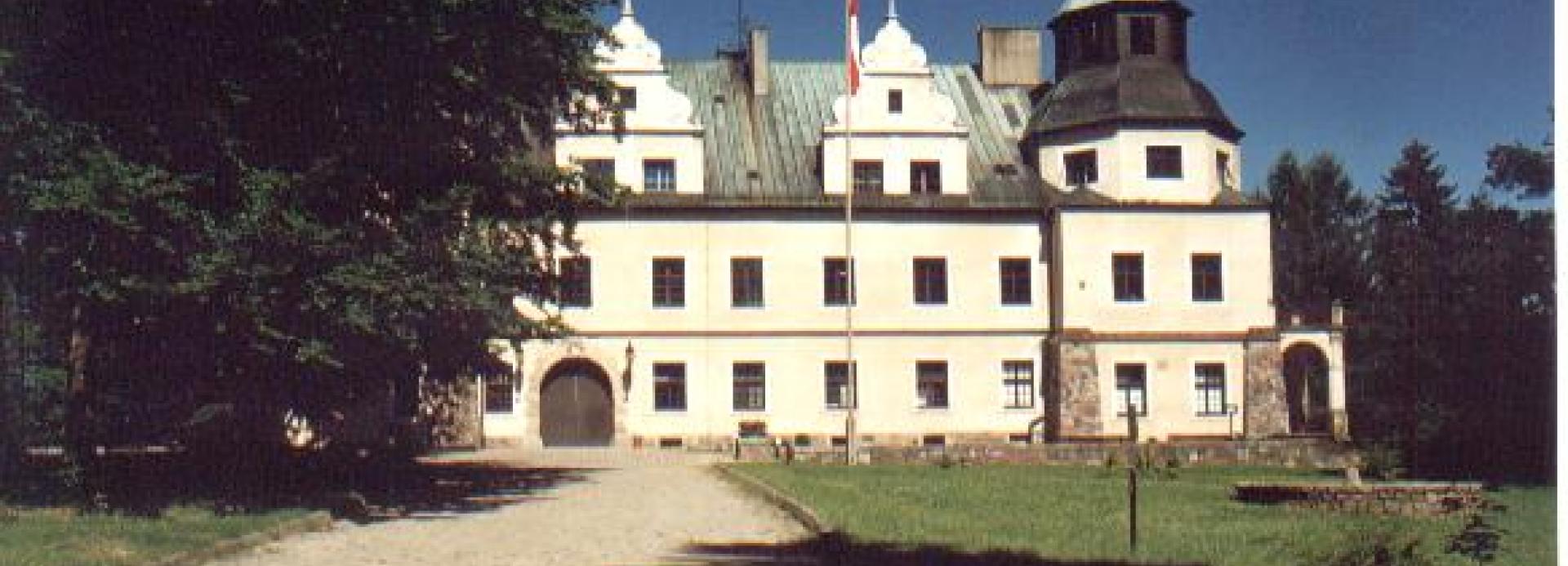 	 Zespół Pałacowo - Dworcowy jest przykładem neorenesansowej rezydencji wzniesionej dla jednej z najznakomitszych rodzin arystokratycznych ówczesnej Europy - Wilhelma Bolka Emanuela von Hochberga i jego żony Annemarie von Arnim. 
