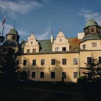 	 Zespół Pałacowo - Dworcowy jest przykładem neorenesansowej rezydencji wzniesionej dla jednej z najznakomitszych rodzin arystokratycznych ówczesnej Europy - Wilhelma Bolka Emanuela von Hochberga i jego żony Annemarie von Arnim. 