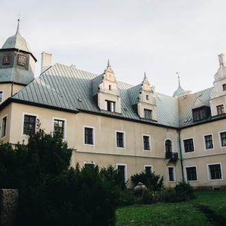 	 Zespół Pałacowo - Dworcowy jest przykładem neorenesansowej rezydencji wzniesionej dla jednej z najznakomitszych rodzin arystokratycznych ówczesnej Europy - Wilhelma Bolka Emanuela von Hochberga i jego żony Annemarie von Arnim. 