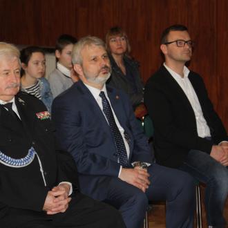 Zdjęcie przedstawia kilka osób.