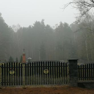 Ogrodzenie cmentarza w Radosiewie