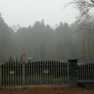 Ogrodzenie cmentarza w Radosiewie
